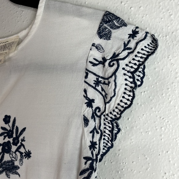 Sweet wanderer embroidered top size S scalloped cap sleeves tie front - Picture 3 of 7